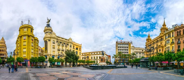 CORDOBA, SPAIN, HAZİRAN 8, 2016: İspanya 'nın Cordoba kentinin ana merkezi olan Plaza de las tendillas meydanının manzarası.
