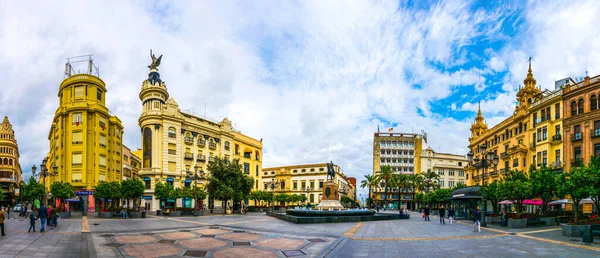 CORDOBA, SPAIN, HAZİRAN 8, 2016: İspanya 'nın Cordoba kentinin ana merkezi olan Plaza de las tendillas meydanının manzarası.