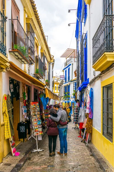 CORDOBA, SPAIN, HAZİRAN 8 HAZİRAN 2016: İspanya 'nın Cordoba kentinin Yahudi mahallesinin beyazlatılmış caddelerinde insanlar geziniyor