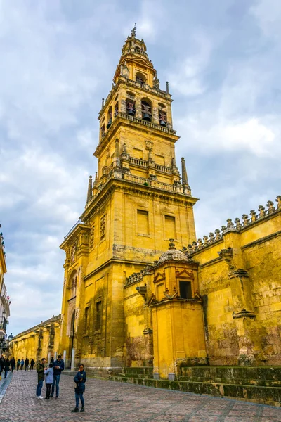 CORDOBA, SPAIN, HAZİRAN 8, 2016: İspanya 'nın sevilla kentindeki mezquita katedralinin Torre del Alminar Çan Kulesi' nin altından insanlar geçiyor