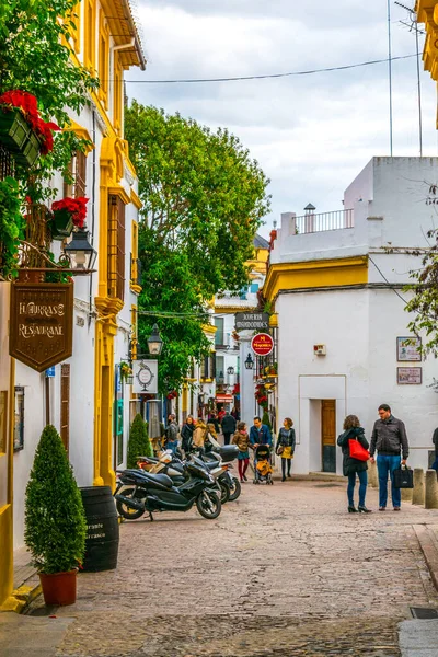 CORDOBA, SPAIN, HAZİRAN 8 HAZİRAN 2016: İspanya 'nın Cordoba kentinin Yahudi mahallesinin beyazlatılmış caddelerinde insanlar geziniyor