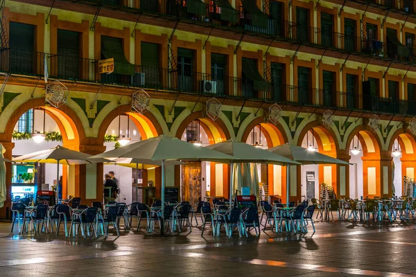CORDOBA, SPAIN, HAZİRAN 8 HAZİRAN 2016: İspanya 'nın Cordoba şehrindeki Plaza de la Corredera' da insanlar sıcak bir gecenin tadını çıkarıyorlar.