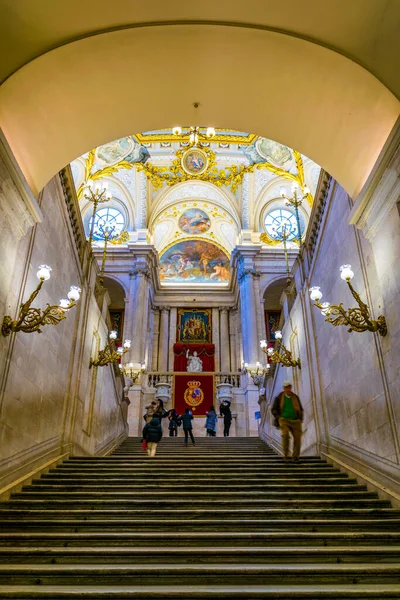 MADRID, SPAIN, HAZİRAN 9 HAZİRAN 2016: Madrid Kraliyet Sarayı 'nda merdiveni olan ana dekore edilmiş lobiyi görmek. Popüler bir turizm merkezi..