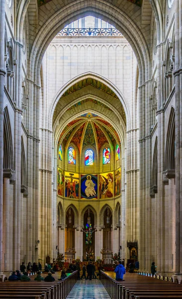 Мадрид Испания Январь 2016 Арки Колонны Интерьере Католической Церкви Святой — стоковое фото