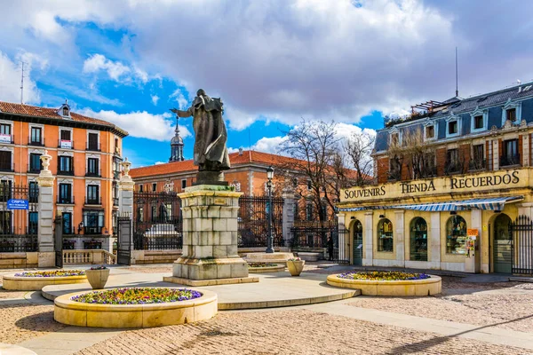 MADRID, İspanya, 9 HAZİRAN: İspanya 'nın Madrid şehrinde bir bahar günü Katedral Almudena önünde Papa 2. John Paul heykeli