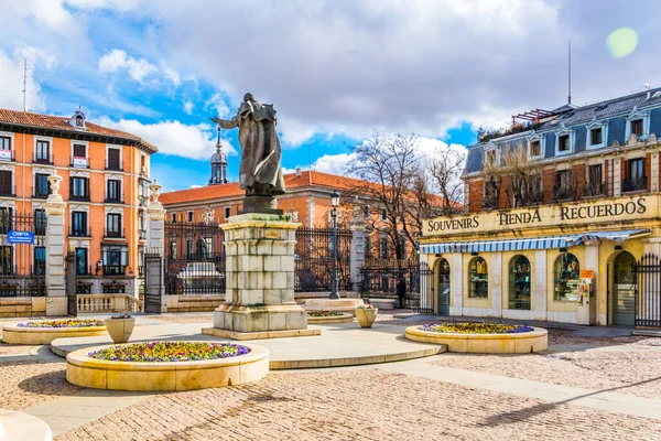 MADRID, İspanya, 9 HAZİRAN: İspanya 'nın Madrid şehrinde bir bahar günü Katedral Almudena önünde Papa 2. John Paul heykeli