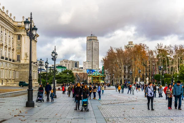 MADRİD, İSPAN, 9 HAZİRAN 2016: İnsanlar Madrid 'deki kraliyet sarayının yanındaki sokakta yürüyorlar