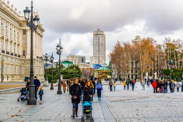 MADRİD, İSPAN, 9 HAZİRAN 2016: İnsanlar Madrid 'deki kraliyet sarayının yanındaki sokakta yürüyorlar