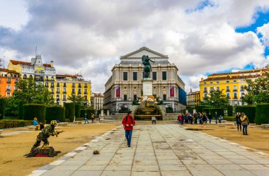 MADRID, SPAIN, HAZİRAN 9 HAZİRAN 2016: Madrid 'de beyaz bulutlu mavi gökyüzü arka planında Plaza de Oriente' den Kraliyet Tiyatrosu 'na (Teatro Real) güzel manzara