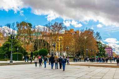 MADRİD, İSPAN, 9 HAZİRAN 2016: İnsanlar Madrid 'deki kraliyet sarayının yanındaki sokakta yürüyorlar