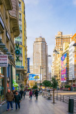 MADRID, SPAIN, HAZİRAN 9 HAZİRAN 2016: Madrid 'deki en ünlü cadde olan Granan Bulvarı' nın manzarası