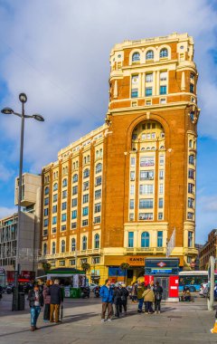 MADRID, SPAIN, HAZİRAN 9 HAZİRAN 2016: Madrid 'deki en ünlü cadde olan Granan Bulvarı' nın manzarası