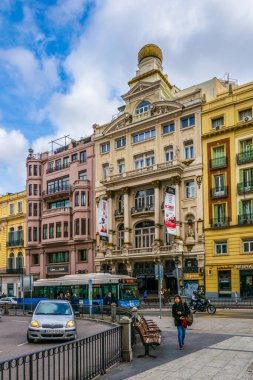 MADRID, SPAIN, HAZİRAN 9 HAZİRAN 2016: Madrid 'deki Calle de Alcala Bulvarı manzarası