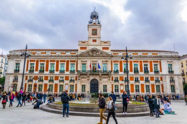 MADRID, SPAIN, HAZİRAN 9 HAZİRAN 2016: Şu anda Madrid Topluluğu Başkanlığı 'nın merkezi olan Eski Postane binasının önünde insanlar geziniyor