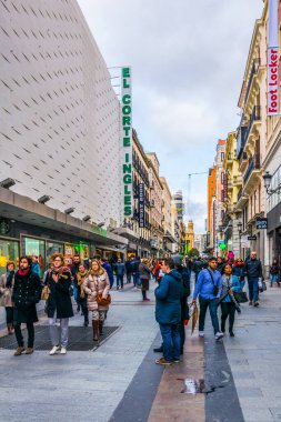MADRID, SPAIN, HAZİRAN 9 HAZİRAN: İspanya 'nın başkenti Madrid' deki Puerta del Sol Meydanı 'na giden dar bir sokakta insanlar yürüyor