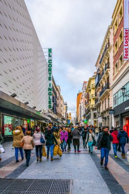 MADRID, SPAIN, HAZİRAN 9 HAZİRAN: İspanya 'nın başkenti Madrid' deki Puerta del Sol Meydanı 'na giden dar bir sokakta insanlar yürüyor
