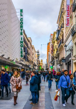 MADRID, SPAIN, HAZİRAN 9 HAZİRAN: İspanya 'nın başkenti Madrid' deki Puerta del Sol Meydanı 'na giden dar bir sokakta insanlar yürüyor