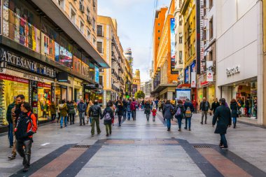 MADRID, İspanya, 9 HAZİRAN 2016: İspanya 'nın başkenti Madrid' deki Puerta del Sol Meydanı 'na doğru insanlar Calle de Arenal üzerinde geziniyor