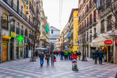 MADRID, İspanya, 9 HAZİRAN 2016: İspanya 'nın başkenti Madrid' deki Puerta del Sol Meydanı 'na doğru insanlar Calle de Arenal üzerinde geziniyor