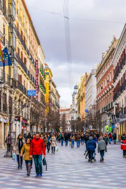 MADRID, İspanya, 9 HAZİRAN 2016: İspanya 'nın başkenti Madrid' deki Puerta del Sol Meydanı 'na doğru insanlar Calle de Arenal üzerinde geziniyor