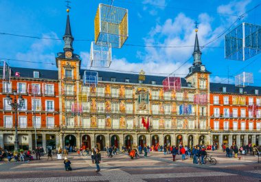 MADRID, SPAIN, HAZİRAN 9 HAZİRAN 2016: İspanya 'nın başkenti Madrid' deki plaza belediye binasında insanlar geziniyor