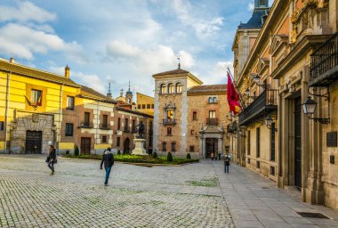 MADRID, SPAIN, HAZİRAN 9, 2016: Madrid 'in eski kenti Plaza de La Villa' da insanlar geziniyor