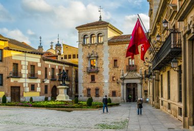 MADRID, SPAIN, HAZİRAN 9, 2016: Madrid 'in eski kenti Plaza de La Villa' da insanlar geziniyor