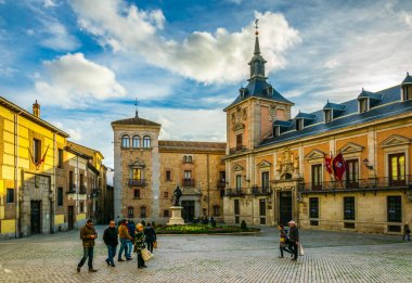 MADRID, SPAIN, HAZİRAN 9, 2016: Madrid 'in eski kenti Plaza de La Villa' da insanlar geziniyor