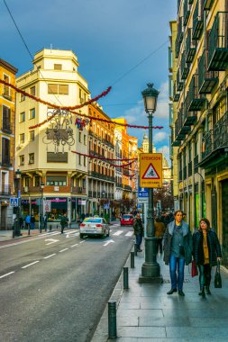 MADRID, SPAIN, HAZİRAN 9 HAZİRAN 2016: İspanya 'nın başkenti Madrid' deki Puerta del Sol Meydanı 'na doğru çağrı belediye başkanının üzerinde geziniyorlar