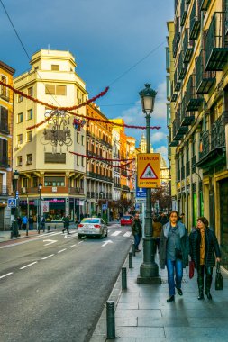 MADRID, SPAIN, HAZİRAN 9 HAZİRAN 2016: İspanya 'nın başkenti Madrid' deki Puerta del Sol Meydanı 'na doğru çağrı belediye başkanının üzerinde geziniyorlar