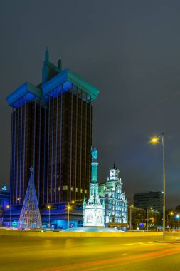 MADRID, İspanya, 9 HAZİRAN 2016: Madrid 'deki aydınlık plaza de colon' un gece görüşü