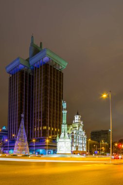MADRID, İspanya, 9 HAZİRAN 2016: Madrid 'deki aydınlık plaza de colon' un gece görüşü
