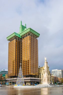 MADRİD, İSPAN, 10 HAZİRAN 2016: İspanya 'nın başkenti Madrid' deki plaza de colon manzarası