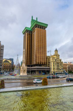 MADRİD, İSPAN, 10 HAZİRAN 2016: İspanya 'nın başkenti Madrid' deki plaza de colon manzarası