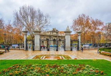 MADRID, SPAIN, HAZİRAN 10 HAZİRAN 2016: Madrid 'de Puerta de Alcala' da park buen emekliliğinden izlendi