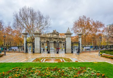 MADRID, SPAIN, HAZİRAN 10 HAZİRAN 2016: Madrid 'de Puerta de Alcala' da park buen emekliliğinden izlendi