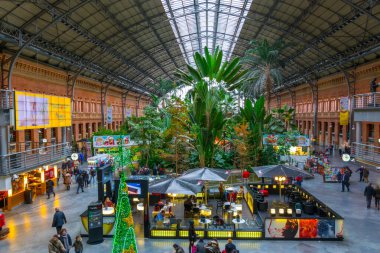 MADRID, SPAIN, HAZİRAN 10 HAZİRAN 2016: Madrid 'deki Atocha Tren İstasyonu' nda bulunan tropik yeşil ev.