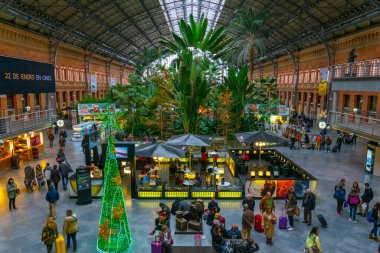 MADRID, SPAIN, HAZİRAN 10 HAZİRAN 2016: Madrid 'deki Atocha Tren İstasyonu' nda bulunan tropik yeşil ev.
