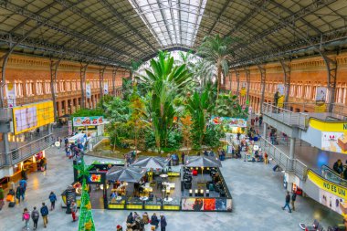 MADRID, SPAIN, HAZİRAN 10 HAZİRAN 2016: Madrid 'deki Atocha Tren İstasyonu' nda bulunan tropik yeşil ev.