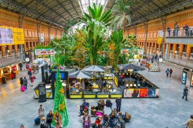 MADRID, SPAIN, HAZİRAN 10 HAZİRAN 2016: Madrid 'deki Atocha Tren İstasyonu' nda bulunan tropik yeşil ev.