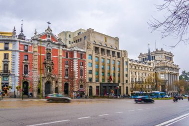 MADRID, SPAIN, HAZİRAN 9 HAZİRAN 2016: Madrid 'deki Calle de Alcala Bulvarı manzarası