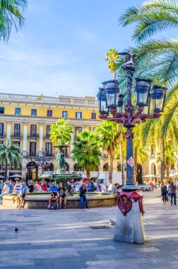 BARCELONA, İspanya, 24 Ekim 2014: İspanya 'nın Barselona kentindeki Placa Reial' da insanlar geziniyor.
