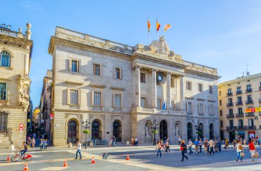 BARCELONA, İspanya, 24 Ekim 2014: İspanya 'daki Barselona belediye binasının önünde insanlar yürüyor.