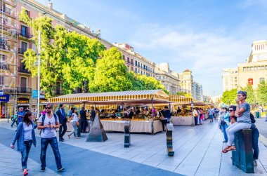BARCELONA, İspanya, 24 Ekim 2014: Barcelona, İspanya 'nın tarihi merkezinde bir bit pazarı manzarası.