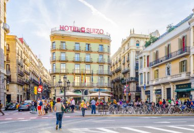 BARCELONA, SPAIN, ECTOBER 24 Ekim 2014: İspanya 'nın Barcelona kentinin tarihi merkezinde bir sokakta insanlar geçiyor.