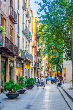 BARCELONA, SPAIN, ECTOBER 24 Ekim 2014: İspanya 'nın Barcelona kentinde dar bir caddenin görüntüsü.
