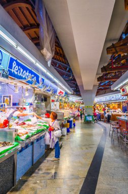 BARCELONA, İspanya, 24 Ekim 2014: İspanya 'nın Barcelona kentindeki la boqueria pazarının içi.