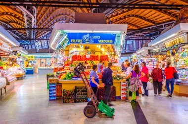 BARCELONA, İspanya, 24 Ekim 2014: İspanya 'nın Barcelona kentindeki la boqueria pazarının içi.