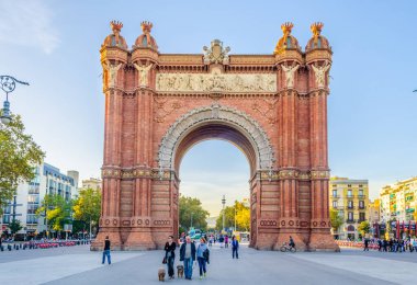 BARCELONA, İspanya, 24 Ekim 2014: İspanya 'nın Barcelona kentindeki Zafer Kemerinin Gün Batımı Görünümü.