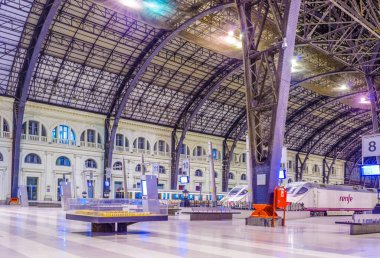 BARCELONA, İspanya, 24 Ekim 2014: Barcelona Franca tren istasyonunun içi